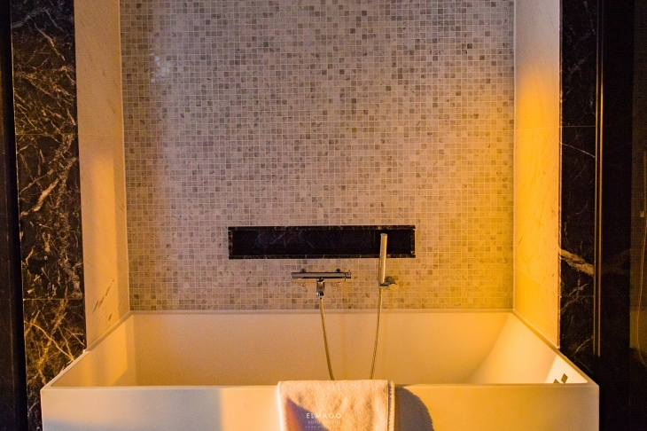 bathtub with suite